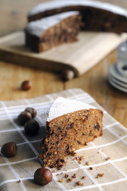 Morceau de gâteau aux noisettes et au chocolat — Photo de stock