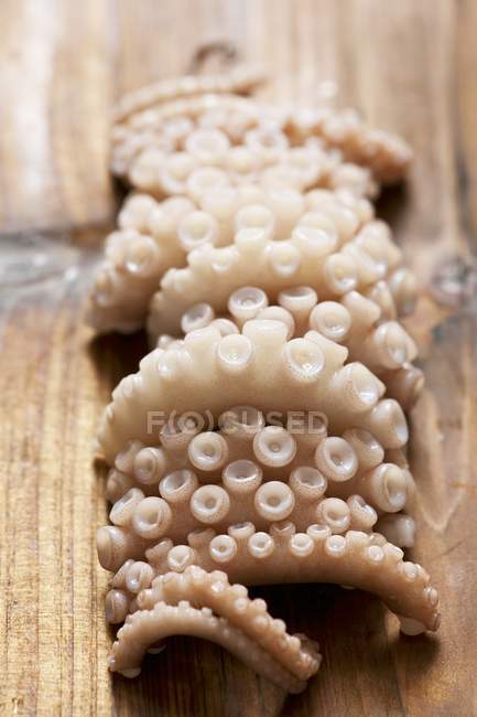 Ножки кальмара на доске — стоковое фото