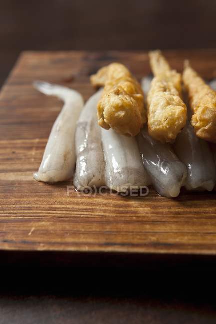 Vista da vicino del pesce Kau fritto e crudo — Foto stock