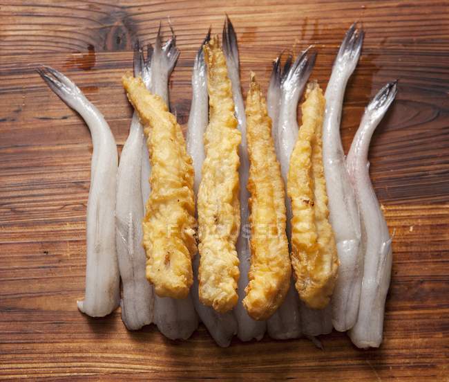 Vista close-up de monte de peixe Kau frito e cru — Fotografia de Stock