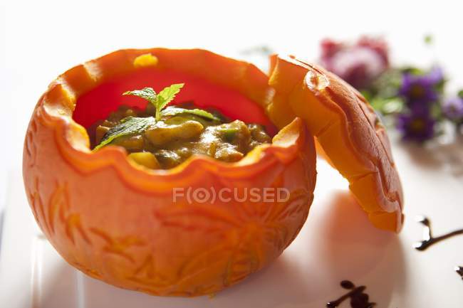 Curry-Meeresfrüchte-Kürbisschale auf weißer Oberfläche — Stockfoto