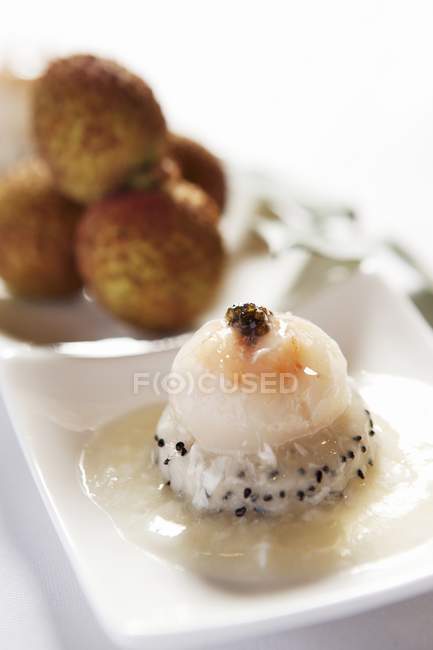 Vista de cerca de los camarones lichi con caviar - foto de stock
