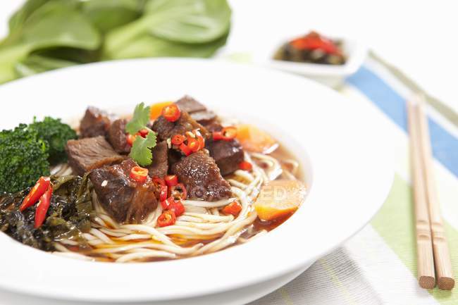 Fried beef chops with egg noodles — Stock Photo