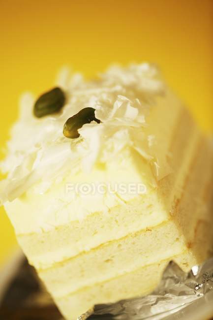 Gâteau en mousseline sur assiette — Photo de stock