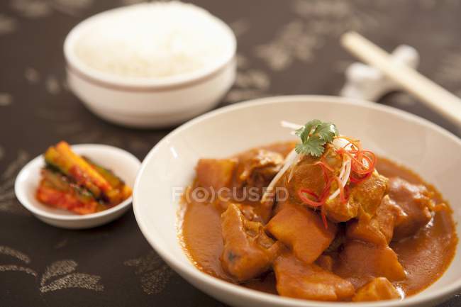 Pollo al curry en plato - foto de stock