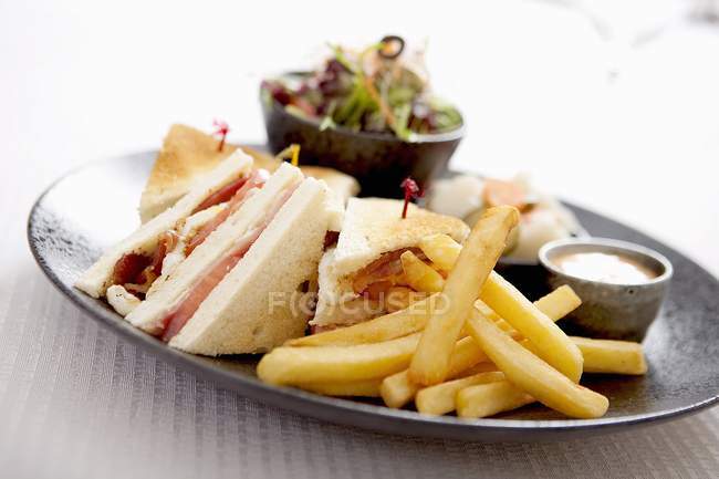 French fries and ham sandwich — Stock Photo