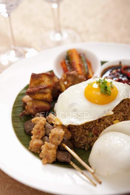 Riz frit indonésien — Photo de stock