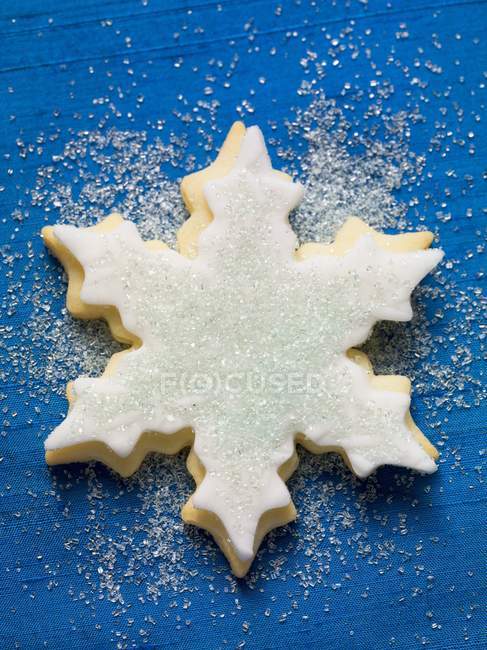 Schneeflockenkeks mit blauem Zucker — Stockfoto