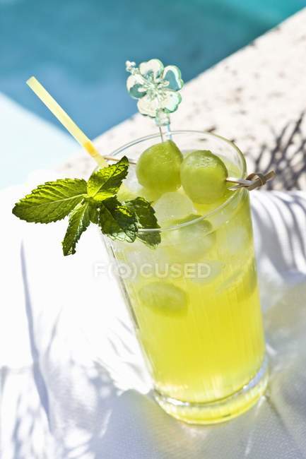 Vue rapprochée du cocktail de melon aux feuilles de menthe — Photo de stock
