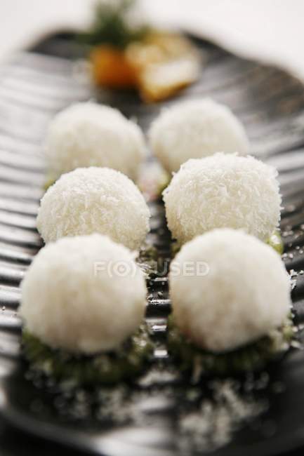 Bolas de arroz de coco rallado - foto de stock