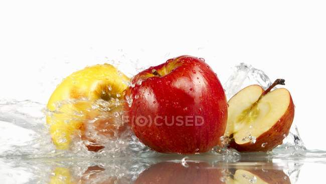 Manzanas rojas y amarillas - foto de stock