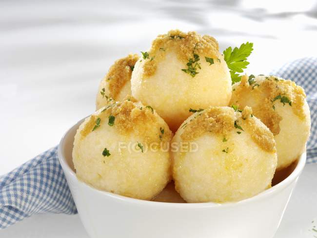 Albóndigas de patata en un tazón - foto de stock