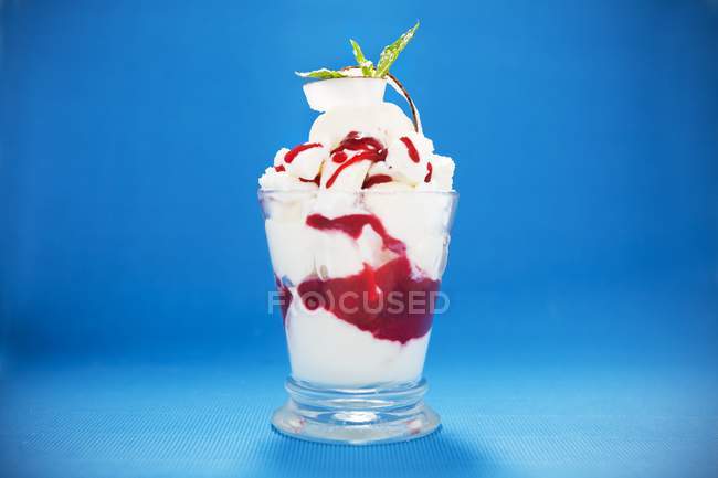 Sundae gelato con salsa di frutta — Foto stock
