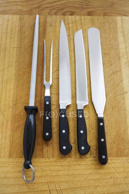 Vista elevata di coltelli da cucina assortiti con forchettone e ... Affilare coltelli da cucina