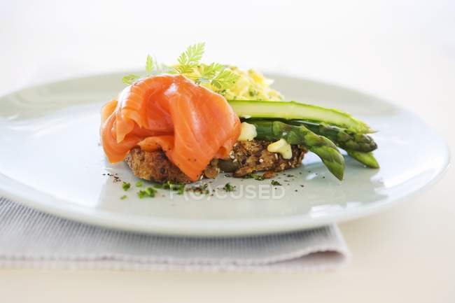 Smoked salmon with asparagus — Stock Photo