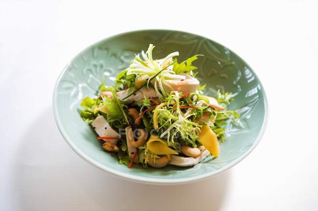 Primo piano vista delle foglie di insalata con pollo affumicato e anacardi — Foto stock
