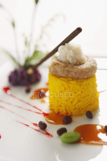 Shrimp curry on saffron rice — Stock Photo