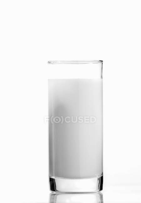 Glas frischer und biologischer Milch — Stockfoto