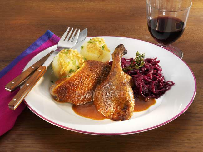 Crispy duck with red cabbage — Stock Photo