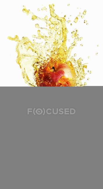 Apfelsaft spritzt aus Flasche — Stockfoto