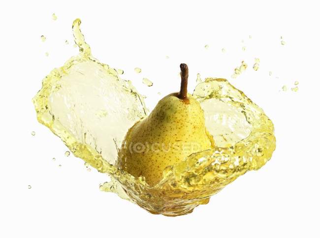 Pera con succo di pera spruzzante — Foto stock