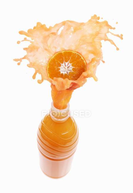 Éclaboussures de jus d'orange mandarine — Photo de stock
