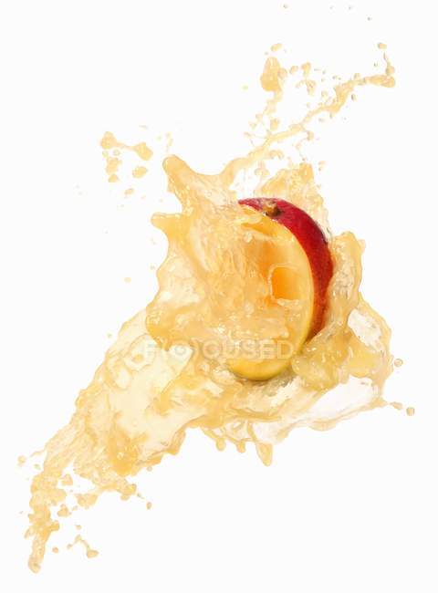 Halbe Mango mit Spritzern — Stockfoto