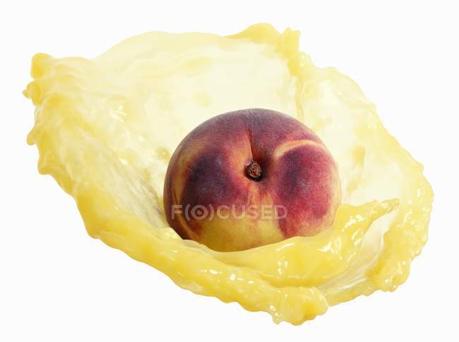Pfirsich mit spritzigem Pfirsichsaft — Stockfoto