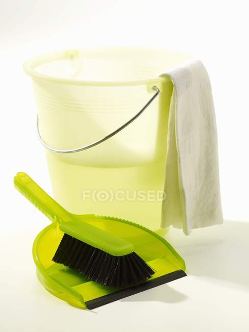 Seau de nettoyage avec de l'eau, poêle à poussière et brosse — Photo de stock