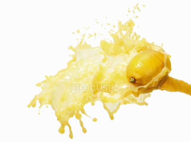 Lemon with splashing lemon juice — Stock Photo