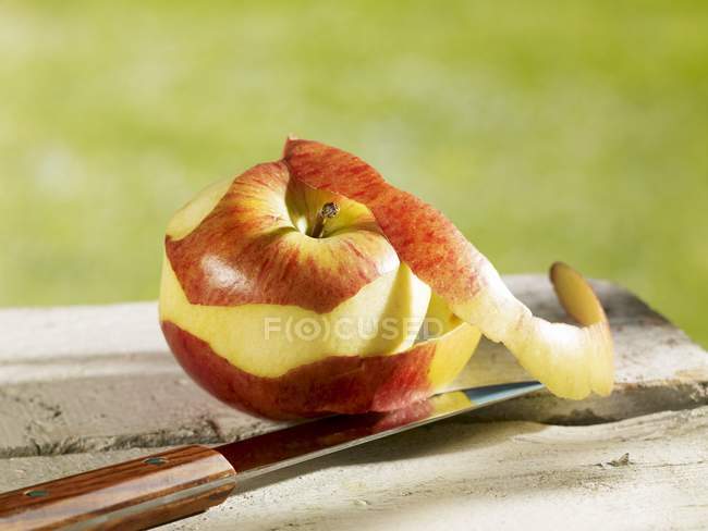 Frisch geschälter Apfel — Stockfoto