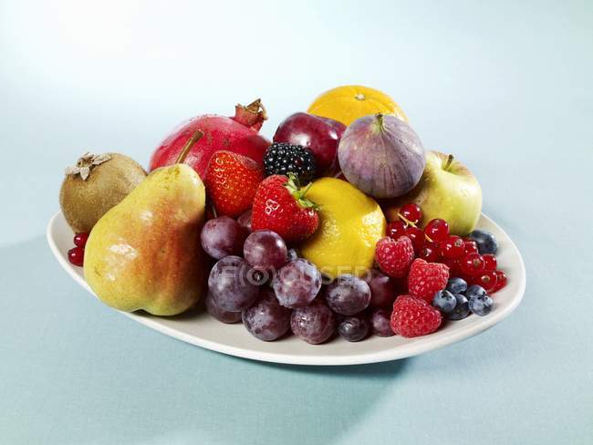Closeup view of fruit still life on oval plate — Stock Photo