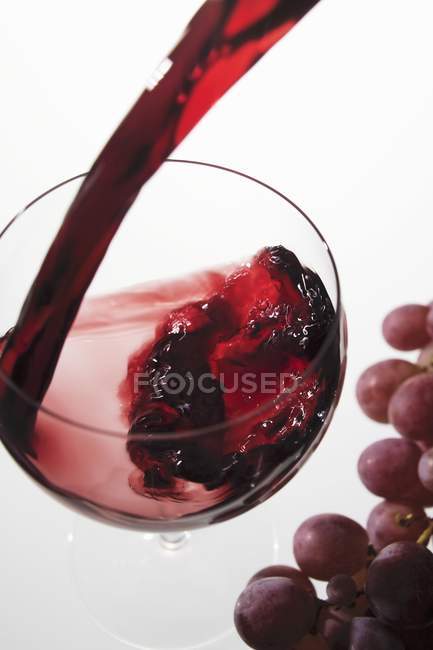 Красное вкусное вино — стоковое фото