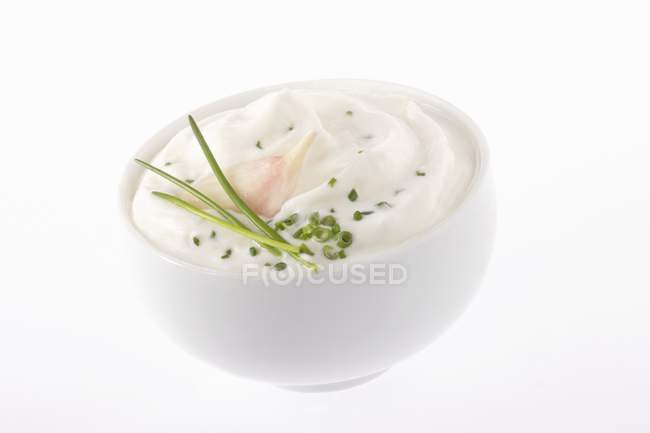 Quark con erba cipollina e aglio su sfondo bianco — Foto stock