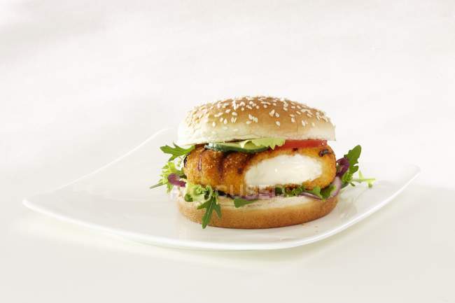 Cheeseburger with salad leaves — Stock Photo