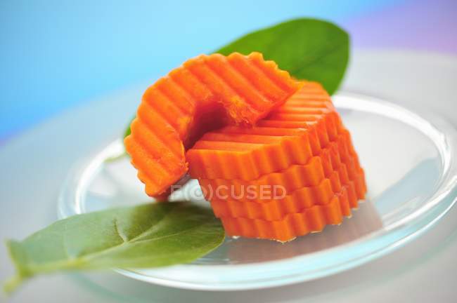 Slices of papaya with leaves — Stock Photo