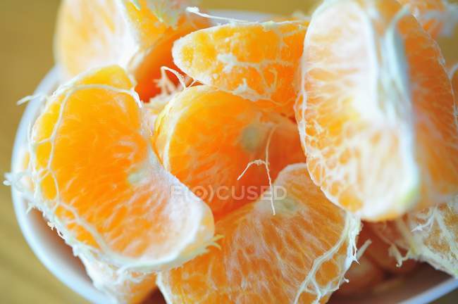 Mandarin segments in bowl — Stock Photo