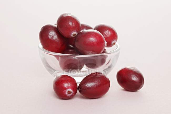 Cranberries em prato de vidro pequeno — Fotografia de Stock