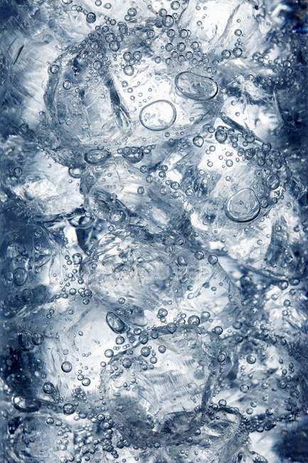 Кубики льда в воде — стоковое фото