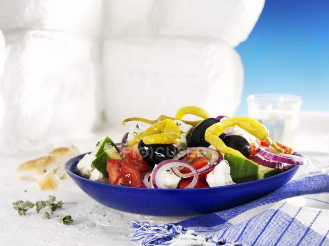 Salada grega em prato azul — Fotografia de Stock