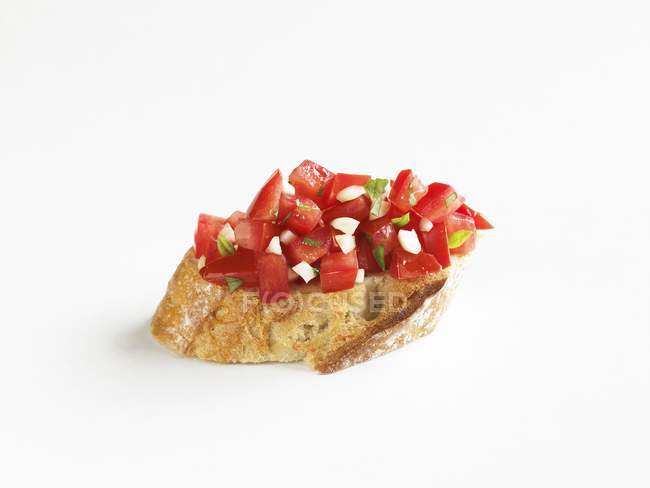 Crostini com alho e tomate sobre fundo branco — Fotografia de Stock
