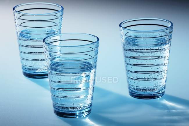Tres vasos de agua clara - foto de stock