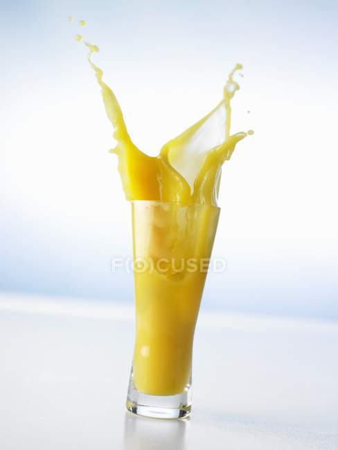 Pouring orange juice into glass — Stock Photo