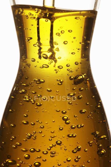 Оливковое масло в графине — стоковое фото