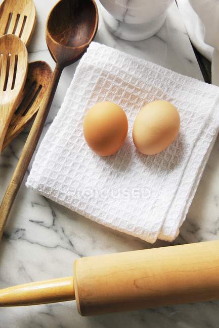 Huevos Marrones en servilleta blanca - foto de stock