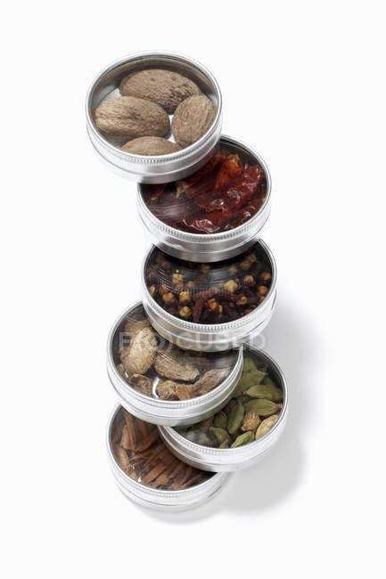 Vista close-up de especiarias variadas em pequenas latas empilhadas — Fotografia de Stock