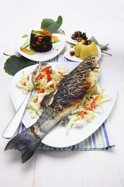 Морський бас на грилі з овочами — стокове фото
