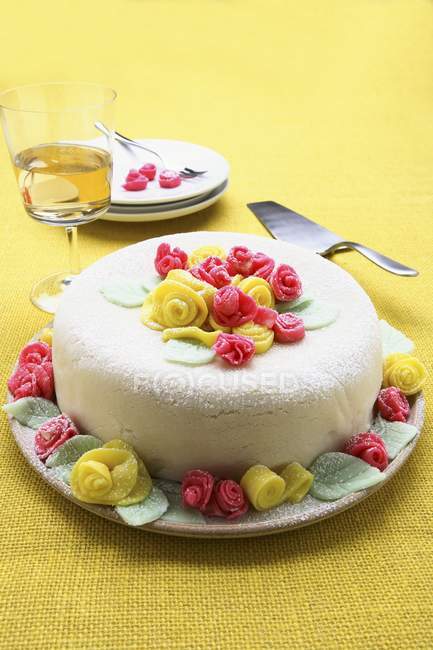 Торт с марципановыми украшениями — стоковое фото