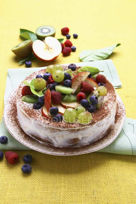 Gâteau à la crème vanille et fruits — Photo de stock