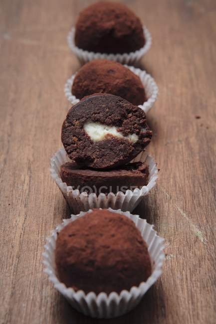 Truffes au chocolat dans des caisses en papier — Photo de stock
